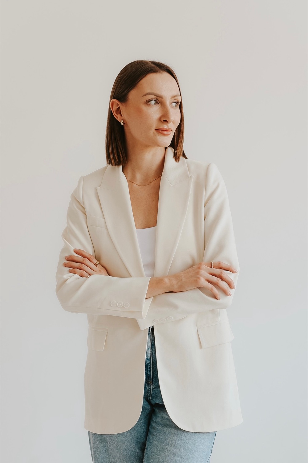 Martyna Jasnoch w kremowej marynarce i jeansach